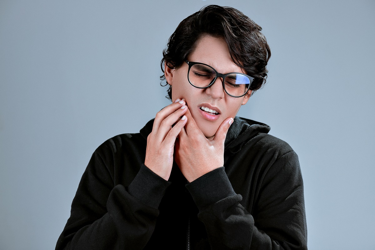 man experiencing a toothache